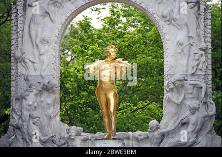Johann Strauß Denkmal im Stadtpark Wien Stockfoto
