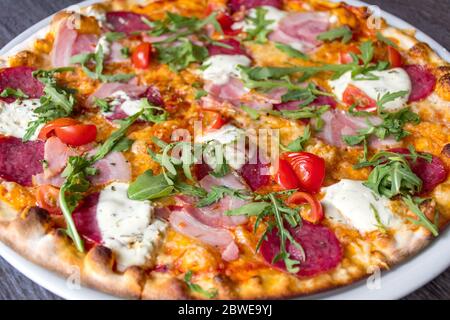 Köstliche leckere Pizza bereit, auf dem Tisch zu essen, aus nächster Nähe Stockfoto