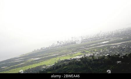 Blick auf die Bucht von Batumi und das Stadtbild in Georgien mit Skyline an sonnigen Tagen Stockfoto