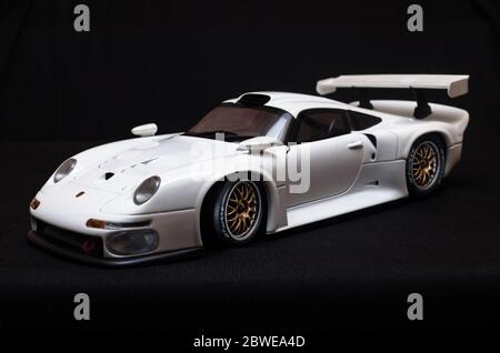 1/18 Modell der Straßenversion Porsche 911 GT1 (1996) Stockfoto