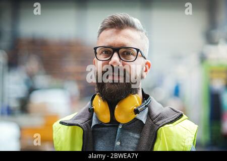 Techniker oder Ingenieur mit Kopfhörer in der Industriefabrik. Stockfoto