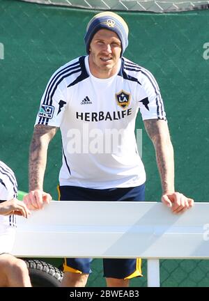 NICHT EXKLUSIV David Beckham sieht die Los Angeles Galaxy in einem Vorsaison Spiel mit Chivas USA in Carson, Kalifornien. Obligatorische Gutschrift ©Headlinephoto.co.uk Los Angeles +1 (818) 641-7413 London +44 7807640553 photos@headlinephoto.co.uk http://www.headlinephoto.co.uk Stockfoto