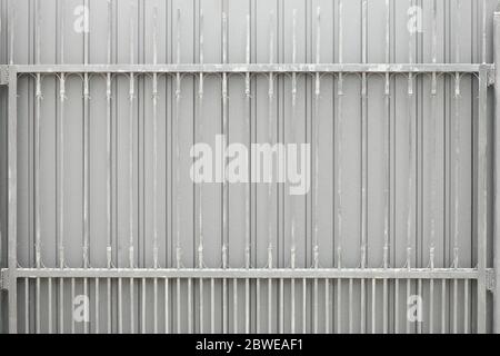 Schmiedeeiserner Zaun. Silberner Metallgrill. Foto in hoher Auflösung. Volle Schärfentiefe (DOF). Stockfoto