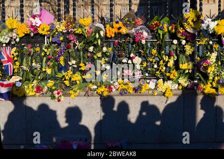 Blumenanbete, auf dem Geländer des Parlamentshauses für die Opfer des letzten Mittwochs (22/03/17), Terroranschlag von Khalid Masood, 52, ON Stockfoto