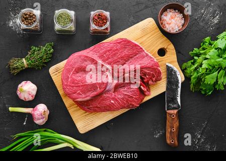 Rohes, frisches Rindfleisch, Rost mit Gewürzen und Kräutern Stockfoto