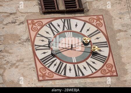 KLAUSEN, ITALIEN - 16. SEPTEMBER 2017: Die Uhr wurde vor kurzem vor dem Glockenturm der Kirche gemalt und restauriert. Stockfoto