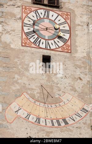 KLAUSEN, ITALIEN - 16. SEPTEMBER 2017: Die Uhr wurde vor kurzem vor dem Glockenturm der Kirche gemalt und restauriert. Stockfoto