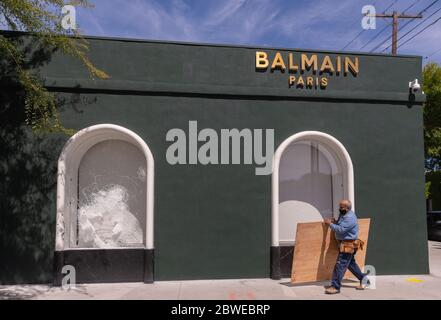 Los Angeles, USA. Mai 2020. Arbeiter in der gehobenen Boutique am Melrose Place, die nach dem Protest von George Floyd in Los Angeles, USA, kaputte Fenster aufbohren. Kredit: Jim Newberry/Alamy Live News. Stockfoto