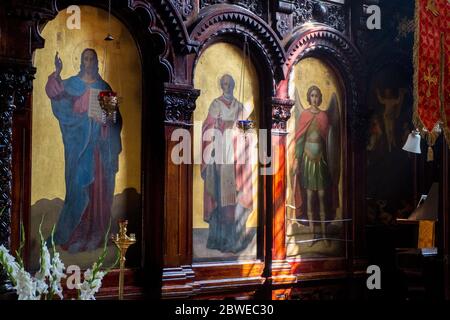 Jesus und ein Engel, Teil des Altars. Eines der Kunstwerke in der Nikolaikirche in Vilnius, Litauen. Stockfoto