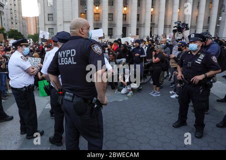 New York, New York, USA. Mai 2020. Protestierende während eines Protestes in New York City in den Vereinigten Staaten an diesem Sonntag, 31. Proteste im ganzen Land wurden nach dem Tod von George Floyd am 25. Mai motiviert, nachdem er für 8 Minuten und 46 Sekunden von weißem Polizist Derek Chauvin in Minneapolis, Minnesota erstickt wurde. Kredit: William Volcov/ZUMA Wire/Alamy Live News Stockfoto