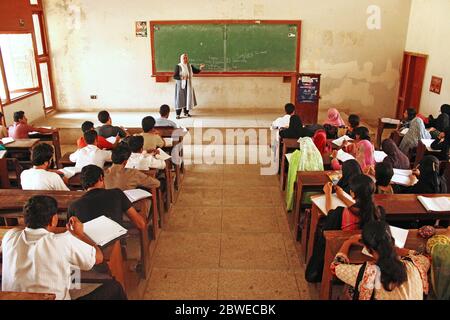 Studenten besuchen Vorlesung im Klassenraum in der Universität Karachi 25/09/2012 Stockfoto