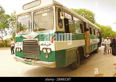 Universität Karachi - Studenten, die im Universitätsbus innerhalb des Campus 25/09/2012 reisen Stockfoto