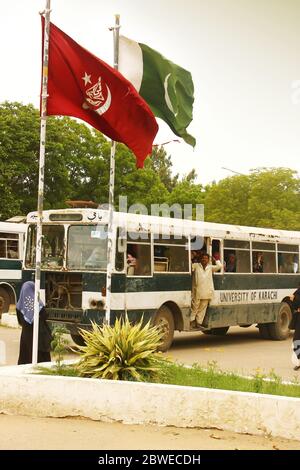 Universität Karachi - Studenten, die im Universitätsbus innerhalb des Campus 25/09/2012 reisen Stockfoto
