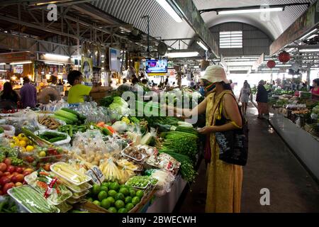 NONTHABURI, THAILAND - MAI 21 : Thai Frauen tragen Maske wählen Produkte kaufen Lebensmittel und Gemüse Obst von Verkäufern Lebensmittelgeschäft Stall an frischen Loca Stockfoto