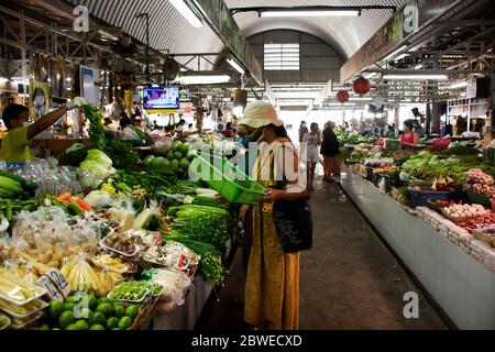 NONTHABURI, THAILAND - MAI 21 : Thai Frauen tragen Maske wählen Produkte kaufen Lebensmittel und Gemüse Obst von Verkäufern Lebensmittelgeschäft Stall an frischen Loca Stockfoto