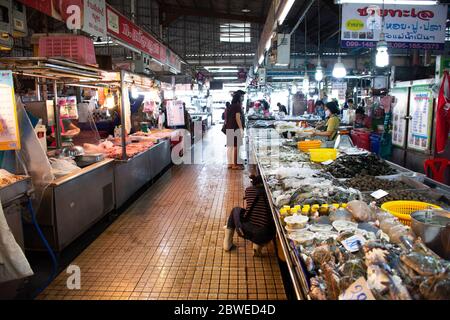 NONTHABURI, THAILAND - MAI 21 : Thailänder, die Stoffmaske tragen, wählen Produkte, die Lebensmittel und Meeresfrüchte von Verkäufern kaufen, Lebensmittelgeschäft bei frischen lokalen seaf Stockfoto