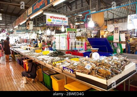 NONTHABURI, THAILAND - MAI 21 : Thailänder, die Stoffmaske tragen, wählen Produkte, die Lebensmittel und Meeresfrüchte von Verkäufern kaufen, Lebensmittelgeschäft bei frischen lokalen seaf Stockfoto