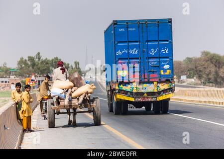 Eselskarren und LKW auf der Straße in der Nähe von Multan, Multan, Punjab Provinz, Pakistan, Südasien, Asien Stockfoto