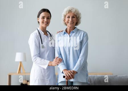 Alter Patient mit Gehstock und junge Pflege Krankenschwester Porträt Stockfoto