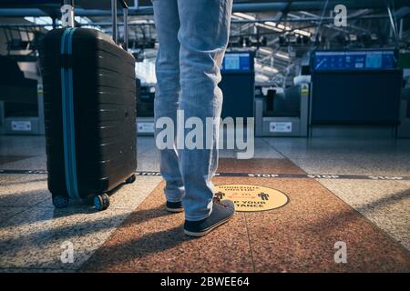 Prag, Tschechische Republik - Mai 16 2020: Soziale Distanzierung melden Sie sich am Check-in-Schalter am Flughafen Vaclav Havel Prag in Tschechische Republik am 16. Mai 2020 an. Stockfoto