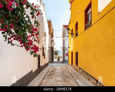 Die Straße, die zum Strand und zum Meer in Masnou Hafenstadt führt. El Masnou, Barcelona, Katalonien, Spanien. Stockfoto