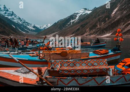 Schiffe für Touristen am Saif ul Maluk See, Naran Valley, Khyber Pakhtunkhua, Pakistan 6/26/2018 Stockfoto