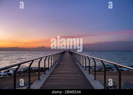 Sonnenaufgang in einem mediterranen Hafen auf Ponton - Pont del Petroli, Badalona, Barcelona, Katalonien, Spanien Stockfoto