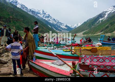 Schiffe für Touristen am Saif ul Maluk See, Naran Valley, Khyber Pakhtunkhua, Pakistan 6/26/2018 Stockfoto