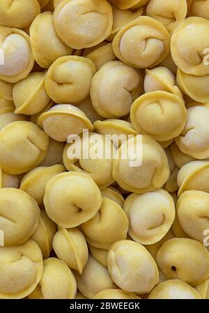 Gefrorene gelbe Knödel Textur in einem Markt Kühlschrank Stockfoto