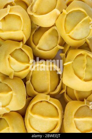 Gefrorene große gelbe Knödel Textur in einem Markt Kühlschrank Stockfoto