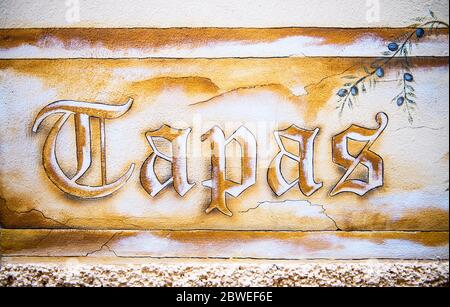 Handbemaltes Tapas-Schild an der Außenwand des Restaurants im Sineu in Mallorca, Spanien. Stockfoto