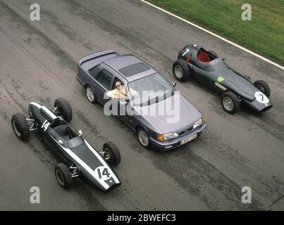 Jackie Stewart mit einigen seiner Grand Prix Rennwagen und einem Ford Sierra Cosworth im Oulton Park 1988 Stockfoto