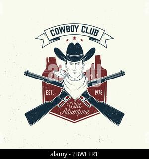 Cowboy Club Abzeichen, T-Shirt. Vektorgrafik. Konzept für Hemd, Logo, Druck, Stempel, T-Shirt mit Cowboy und Schrotflinte. Vintage Typografie Design mit wildem Westen und westlichen Gewehr Silhouette. Stock Vektor