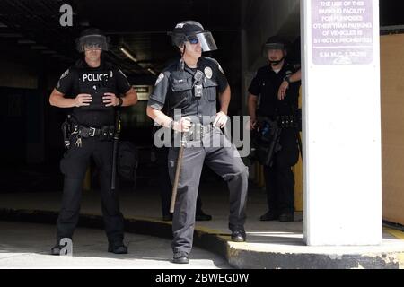 Santa Monica, Vereinigte Staaten Von Amerika. Mai 2020. KALIFORNIEN, USA. MAI 30 2020: Die Polizei von Santa Monica steht Wache im Einkaufszentrum Santa Monica Place während eines Protestes über den Tod von George Floyd, Samstag, 30. Mai 2020, in Santa Monica, Kalifornien. Proteste wurden in US-Städten über den Tod von Floyd, Ein schwarzer Mann, der starb, nachdem er von Minneapolis Polizeibeamten am 25. Mai zurückgehalten wurde. (Foto von IOS/Espa-Images) Quelle: Europäische Sport-Fotoagentur/Alamy Live News Stockfoto