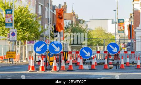 Worthing, Sussex, Großbritannien; 29. Mai 2020; vier runde blaue Straßenschilder mit weißem Pfeil, der eine obligatorische Richtungsanweisung für Autofahrer anzeigt. Stockfoto