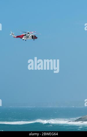 Ein Sikorsky S-92A HM Coastguard SAR Helicopter G-MCCZ, der von Bristol Helicopters über der Fistral Bay in Newquay in Cornwall betrieben wird. Stockfoto