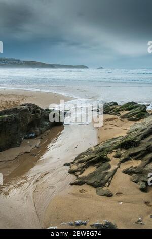 Die Flut, die in Newquay in Cornwall um die Felsen wirbelt, wirbelt. Stockfoto