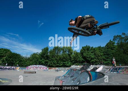 Mann auf BMX-Bike im Kelvingrove Park Skatepark, Glasgow, Schottland, Großbritannien Stockfoto
