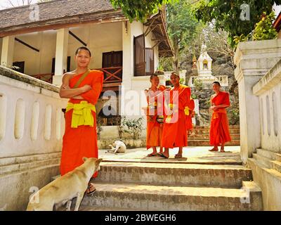 Der Mönch im alten Wat in Luang Prabang, Laos Stockfoto