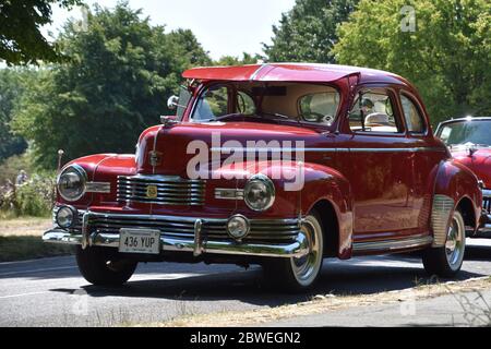 Ein Classic Red Oldtimer 1946-1947 Nash parkte an den Downs in Clifton Bristol Stockfoto