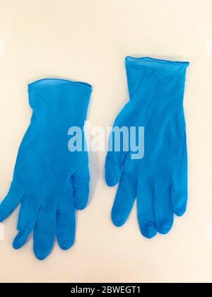 Ein Paar blaue medizinische Handschuhe isoliert auf weißem Hintergrund. Stockfoto