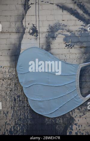 Banksy Graffiti das Mädchen mit dem durchbohrten Trommelfell mit blauer Gesichtsmaske (Covid-19). Albion Dockyard, Hanover Place, Bristol Stockfoto