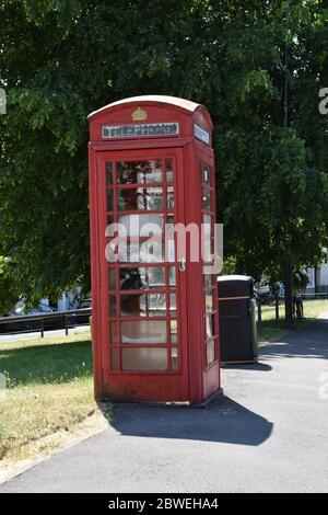 Eine traditionelle rote Telefonbox der British Telecom in Clifton, Bristol. Nahe Clifton Suspension Bridge Stockfoto