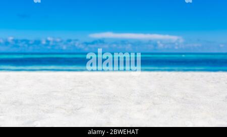 Sommer Strand Hintergrund. Sand und Meer und Himmel Konzept. Minimaler Inselstrand, weißer Sand unter blauem Himmel mit Meerblick Stockfoto