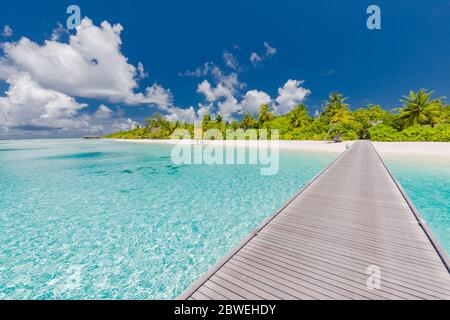 Schöne tropische Landschaft Hintergrund, Luxus Sommer Reise und Urlaub. Holzsteg in die Insel gegen blauen Himmel mit weißen Wolken, Panoramablick Stockfoto