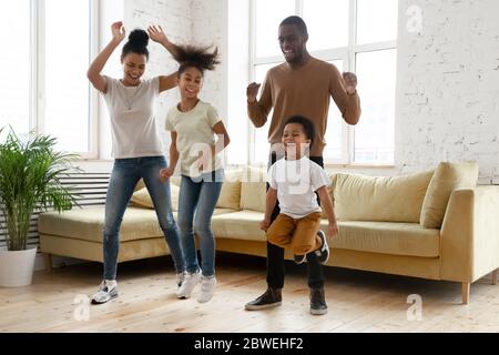 Afrikanische Paar und kleine Kinder mit Spaß tanzen zu Hause Stockfoto
