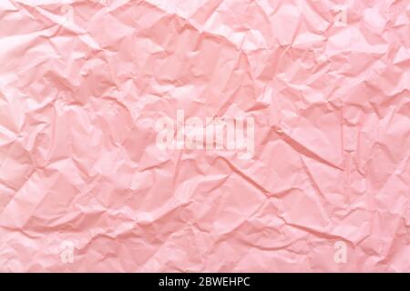 Zerknitterte Papierstruktur. Pastell rosa trendy abstrakten Hintergrund. Stockfoto