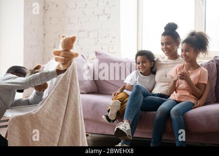 Afrikanischer Vater halten Puppenspielzeuge zeigen Theatervorstellung für die Familie Stockfoto