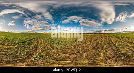 360 Grad Panorama Ansicht von Volle nahtlose, kugelförmige hdri Panorama-360-Grad-Ansicht zwischen den Feldern im Herbst sonniger Tag mit atemberaubenden Wolken in äquirechteckiger Projektion mit z