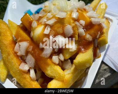 Nahaufnahme von isolierten fettigen Fett ungesunde Snack: pommes spezial mit Mayonnaise, Ketchup und Zwiebeln in Plastikschüssel - Niederlande Stockfoto
